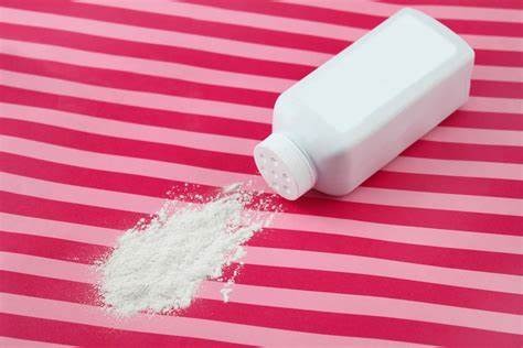 Sử dụng phấn rôm hoặc bột khử mùi